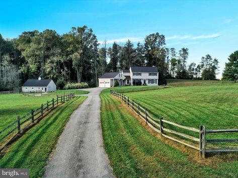 Horses In Front Yard, Long Driveway Farmhouse, Farmhouse Property Layout, Horse Pasture In Front Of House, 5 Acres Landscaping, Property Layout Ideas, Long Country Driveway, Horse Pasture Layout, Ranch Layout Farm