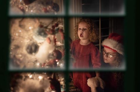 Christmas Cinematography, Moody Christmas, Christmas Pics, Christmas Apartment, Family Christmas Pictures, Christmas Photography, Christmas Photoshoot, Christmas Window, Christmas Minis