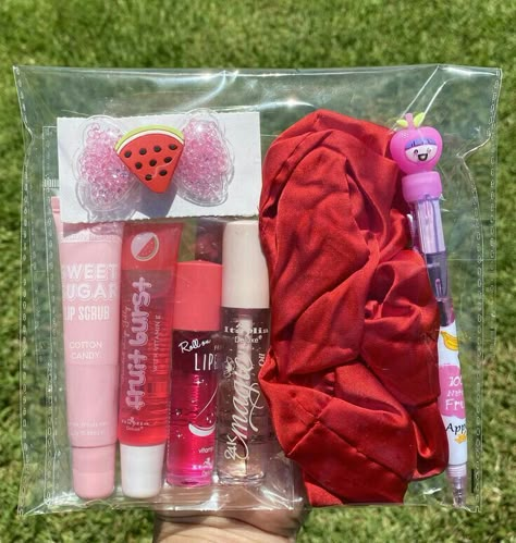 Fun Beauty Products, Lipgloss Bundle, Lip Gloss Bundle, Lip Gloss Business, Lip Gloss Homemade, Sleepover Birthday Parties, Business Packaging Ideas, Diy Lip Gloss, Lipgloss Lips