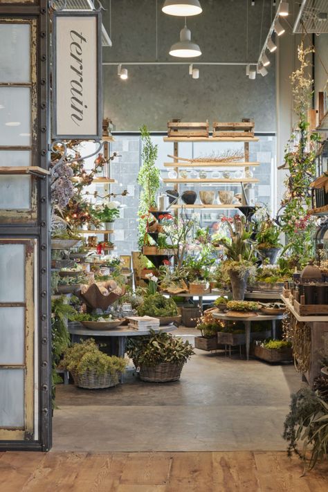 Garden Center Displays, Flower Shop Interiors, Café Design, Flower Shop Design, Flower Store, Florist Shop, Garden Cafe, Garden Store, Flower Studio