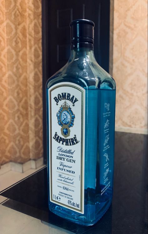 Bombay Sapphire Aesthetic, Gin Aesthetic, Ravenhood Trilogy, Daaru Party Pic, Drink Gin, Bombay Sapphire Gin, Blue Drink, Party Pic, Futuristic House