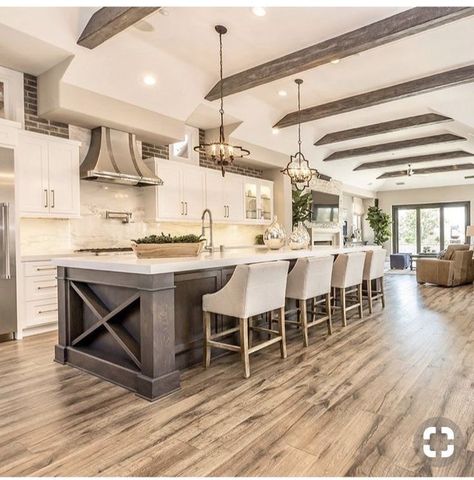 Kitchen With High Ceilings, Interior Vintage, Farmhouse Kitchen Design, Kitchen And Dining Room, Modern Farmhouse Kitchens, Luxury Kitchens, Wood Beams, Large Kitchen, Open Kitchen