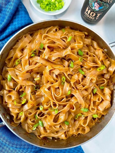 Hot Honey Pasta, Honey Noodles, Soy Sauce Garlic, Pork Soup, Garlic And Ginger, Vegetarian Desserts, Honey Soy, Hot Honey, Asian Inspired Recipes