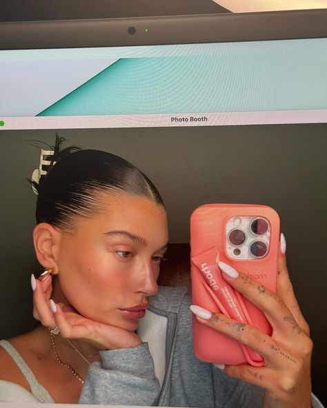 The 👸and the rhode case🩷 Rhode Hailey Bieber, Hailey Bieber Selfie, Hailey Baldwin Aesthetic, Hailey Baldwin Nails, Hayley Bieber Nails, Influencer Nails, Haily Baldwin, Hayley Bieber, Hailey Rhode Baldwin