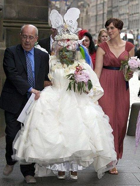 Okay...now I'M the one who's afraid...we can't even see her FACE Elaine Davidson, Bad Wedding, Ugly Wedding Dress, Wedding Fail, Funny Wedding Photos, Odd Couples, Funny Wedding, Opposites Attract, Homecoming Dresses Black