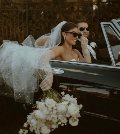 Best Wedding Day Photos, Wedding Cars Vintage, Vintage Bride Bouquet, Vintage Car Bridal Photos, Vintage Bridal Photos, Dream Wedding Photos, Bridal Wedding Photos, Vintage Getaway Car Wedding, Wedding Vintage Photos