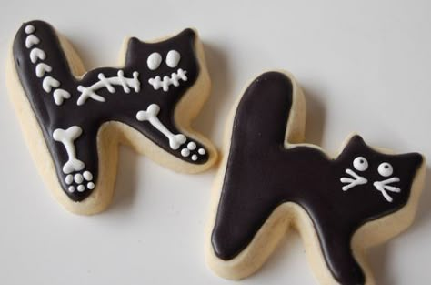 Halloween Decorated Cookies, Black Cat Cookies, Poppy Seed Cookies, Halloween Sugar Cookies Decorated, Galletas Halloween, Christmas Shortbread, Halloween Cookies Decorated, Halloween Sugar Cookies, Cookies Halloween