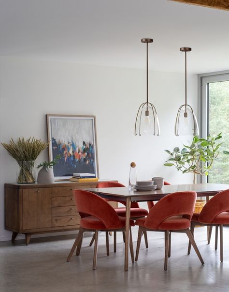 Discover the evolution of the dining room from yesterday to today in this new blog post. Dining Area Interior Design, Dining Area Interior, Orange Dining Room Chairs, Orange Dining Room, Orange Chairs, Orange Chair, Living Room And Dining Room, Simple Table, Fine Furniture