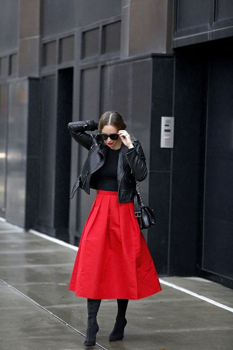 Full Skirt Outfit, Brooklyn Blonde, Holiday Dressing, Nyc Outfits, Work Formal, Full Skirts, Red Skirts, Skirt Outfit, Minimalist Outfit