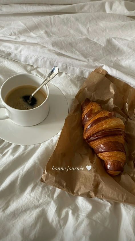 Pink Red Aesthetic, Croissants Paris, Russia Fashion, Aesthetic Dinner, Yellow Blonde, Croissant Breakfast, Food Captions, Dessert Photography, Fashion Paris