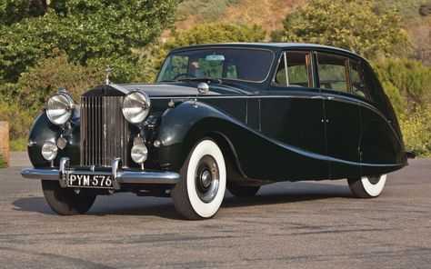 Rolls Royce Silver Wraith, Bentley Rolls Royce, Classic Rolls Royce, Best Classic Cars, Old Classic Cars, British Cars, Retro Cars, Car Photos, Amazing Cars