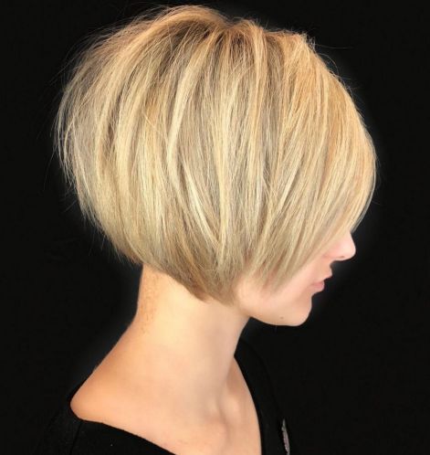 Short Sliced Blonde Bob Feminine Hairstyle, Classy Short Haircuts, Hairstyle Bob, Classy Hair, Kort Bob, Hairstyles For Thick Hair, Blonde Bob Haircut, Short Blonde Bobs, Guy Tang