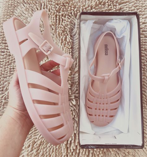 Melissa Shoes Outfit, Mellisa Shoes, Jelly Shoes Outfit, Melissa Jelly Shoes, Melissa Sandals, Elegant Shoes Heels, Office Shoes Women, Fashion Shoes Sandals, Chic Sandals