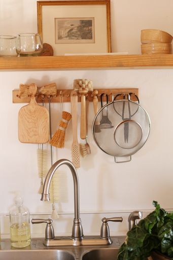 Swedish Cottage Interior, Small Cheese Boards, Swedish Cottage, Iris Hantverk, Kitschy Kitchen, Cottage Interior, Cleaning Brushes, Japanese Kitchen, Your Gorgeous