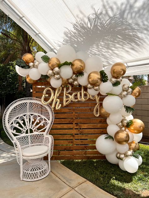 Safari wood backdrop and balloon garland for a baby shower. Added a peacock chair cor mommy to be. Follow us in IG @chicpinkpetals_de Wood Backdrop With Balloons, Wicker Rocker, Baby Shower Pictures, Baby Shower Safari Theme, Peacock Chair, Wood Backdrop, Mommy To Be, Jungle Baby Shower, Jungle Baby