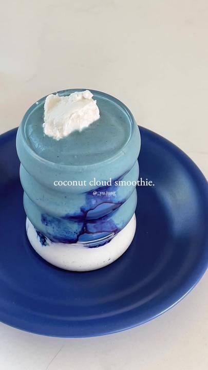 Cloud Smoothie, Coconut Cloud, Coconut Cloud Smoothie Recipe, Coconut Milk Drinks, Blue Cloud Smoothie, Erewhon Smoothie Recipes, Coconut Cloud Smoothie, Blue Smoothie Aesthetic, Smoothie With Coconut Water