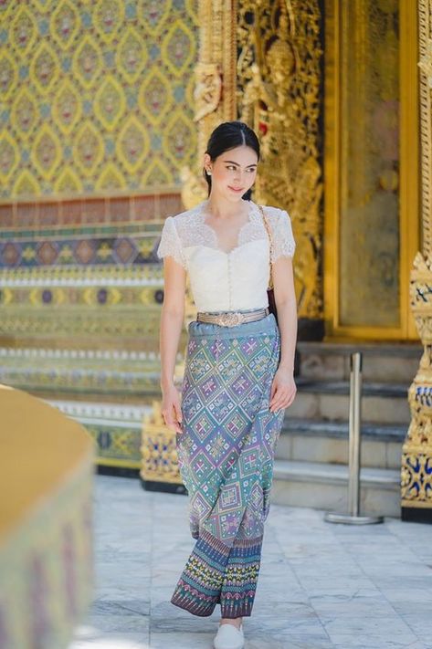 Myanmar Traditional Fashion Dress – Fashion dresses Thailand Travel Aesthetic, Travel Aesthetic Outfits, Burma Dress, Model Dress Kebaya, Silk Dress Design, Batik Dress Modern, Thailand Dress, Thai Silk Dresses, Kebaya Modern Dress