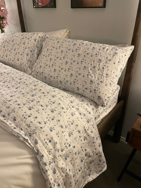 Cute Bed Set, Floral Bed Set, Blue Vibe, Green Cabin, Casa Vintage, Room Redesign, Dream House Rooms, Redecorate Bedroom, Cozy Room Decor