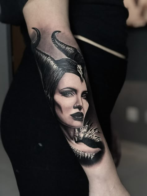 Dark Femine Tattoo, Maleficent Tattoo Design, Malificent Tattoo Design, Villain Tattoo Ideas, Maleficent Tattoo Ideas, Dark Disney Tattoos, Villain Tattoo, Alice In Wonderland Tattoo Sleeve, Maleficent Tattoo