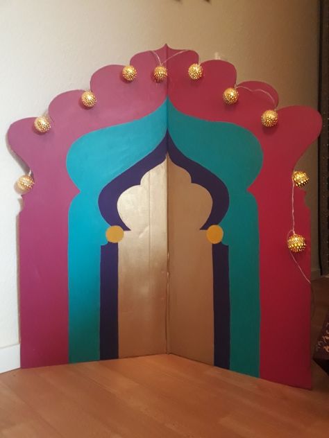 Arabian Nights Trunk Or Treat, Alladin Classroom Theme, Aladdin Decorations Ideas, Aladdin Decor, Aladdin Crafts, Bollywood Party Decorations, Bollywood Decor, Aladdin Jr, Arabian Party