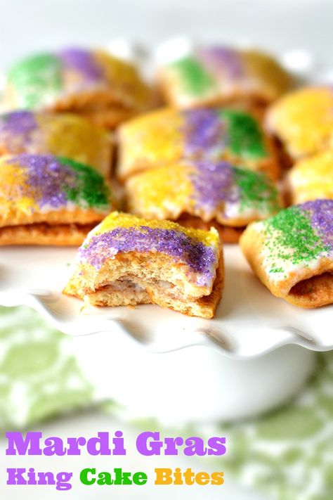 King Cake Bites Recipe for Mardi Gras! Check out this EASY and fun Mardi Gras King Cake inspired dessert recipe! Celebrating Mardi Gras has never been tastier! Cajun Dessert Recipes, Mini King Cakes, Gluten Free King Cake, Cajun Desserts, Mardi Gras Snacks, Mardi Gras Recipes Easy, Mardi Gras Desserts, King Cake Bites, King Cake Recipe Easy