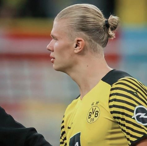 Erling Haaland Hair, Haaland Hairstyle, Haaland Hair, Earling Haaland, Boys Haircut, Football Images, Hair Inspiration Short, Man City, Boys Haircuts