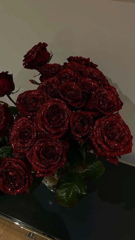 #rose #rose #red #flowers #blumen #blumenstrauss #geschenkidee #aesthetic #wallpaper #aestheticwallpaper Red Rose Aesthetic, Easy Crochet Rose, Birthday Cake Decorating Ideas, Red Roses Wallpaper, Luxury Flower Bouquets, Red Bouquet, Red Rose Bouquet, Boquette Flowers, Cake Decorating Ideas