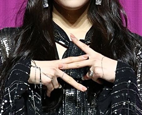 Hand Sign Kpop Ideas, Itzy Hand Sign, Kpop Idol Heart Hand Pose, Kpop Hand Signs, Kpop Hand Signs Ideas, Hand Banner Kpop, Txt Hand Sign, Lia Holding A Sign, Kpop Tattoo