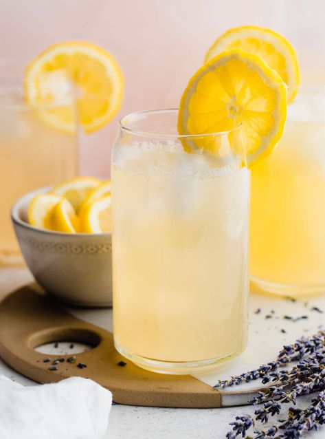 An easy and refreshing lavender lemonade recipe with fresh lavender. This tart floral drink is perfect for warm summer days and celebrations. Lavender Lemonade Recipe, Malt Recipe, Easy Drinks To Make, Vodka Cocktails Easy, Top Dinner Recipes, Spiked Lemonade, Vodka Mixes, Pineapple Vodka, Floral Drink