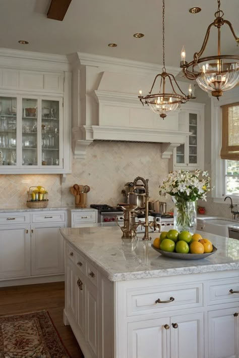 kitchen interior design, interior design kitchen, kitchen decor, interior design living room Old Money Kitchen Design, Pretty Kitchen Aesthetic, Classic Southern Kitchen, Classic Kitchen Design White, French Cottage Kitchen Ideas, White Vintage Kitchen, Classic Home Interiors, Classic Kitchen Ideas, Traditional White Kitchen