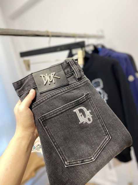 Trouser Jeans Outfit, Dior Clothes, Denim Pocket Details, Dior Jeans, Denim Jeans Ideas, Kids Denim Jeans, Black Men Fashion Urban, Men's Denim Style, Lois Jeans