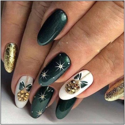 Green Nail Art, Festive Nail Art, Holiday Nail Designs, Green Nail Designs, Cute Christmas Nails, Christmas Gel Nails, Christmas Nail Art Designs, Holiday Nail Art, Christmas Nails Acrylic