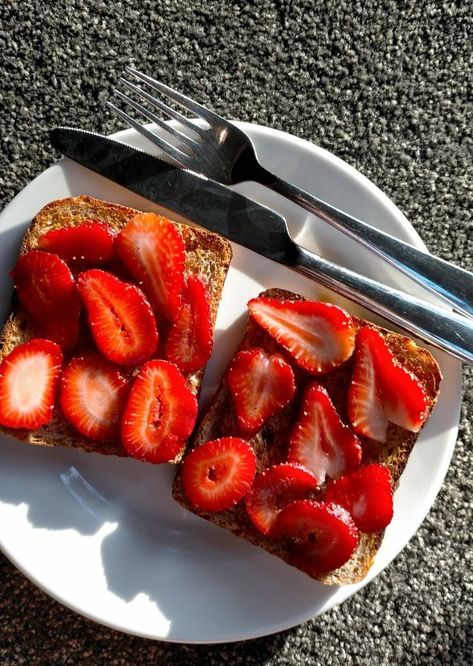 Strawberry Toast Aesthetic, Strawberry Toast, Strawberry Recipes, Toast