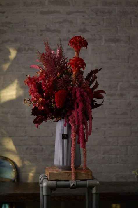 Dramatic Flower Arrangements, Festive Floral Arrangements, Red Floral Arrangements, Red Flower Arrangements, Floral Art Arrangements, Floristry Design, Paper Flower Art, Modern Floral Design, Event Centerpiece