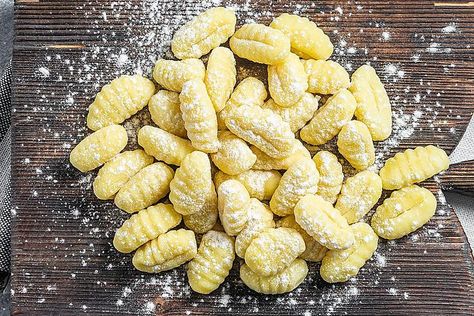 Nonna’s 4-Ingredient Potato Gnocchi Recipe: Bring Italy Home #30secondmom Potato Gnocchi Recipes, Vanilla Icing Recipe, Icing Recipe For Cake, Gnocchi Recipes Easy, Gnocchi Recipes Soup, 30seconds Food, Big Family Meals, Gnocchi Recipe, Making Gnocchi