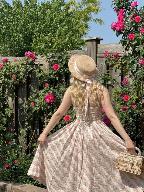 Cottagecore Hat Aesthetic, Cottagecore Cotton Dress For Picnic, Cottage Core Outfits Corset, Cottagecore Girl Aesthetic, Cottagecore Dress Photoshoot, Rose Cottagecore, Cottsge Core Dress, Cottagecore Girl, Cottage Core Outfit