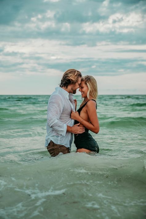 Beach Love Couple, Bean Photography, Couples Beach Photography, Couple Beach Pictures, Couple Beach Photos, Photography Couples, Beach Sessions, Beach Photography Poses, Beach Shoot