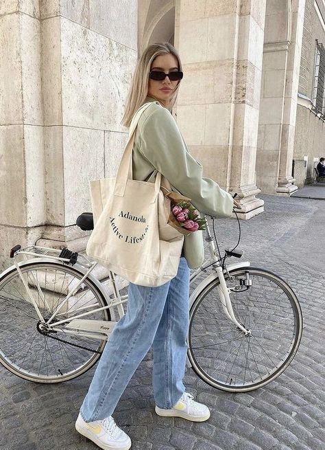 Canvas Tote Bag Outfit, New Year Look, Tote Bag Outfit, Street Style Bags, Photos Aesthetic, Tote Outfit, Bags Aesthetic, Eco Bag, Beige Aesthetic