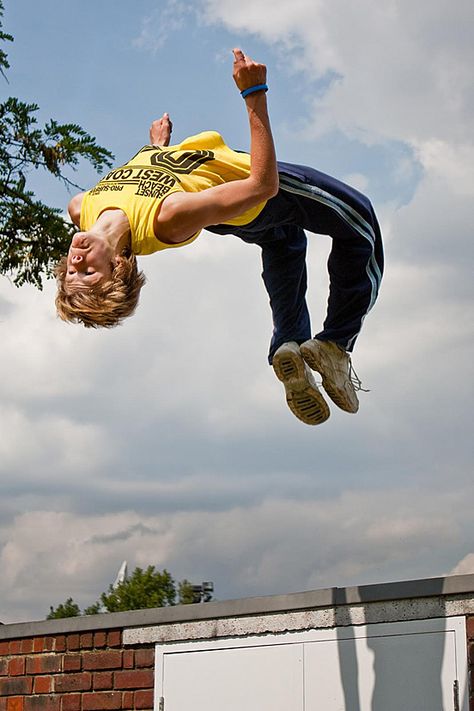 Back Flip | Creative Photo | The Design Inspiration Jumping Poses, Action Pose Reference, Technology World, Anatomy Poses, Human Reference, Body Reference Poses, Human Poses Reference, Figure Poses, Poses References