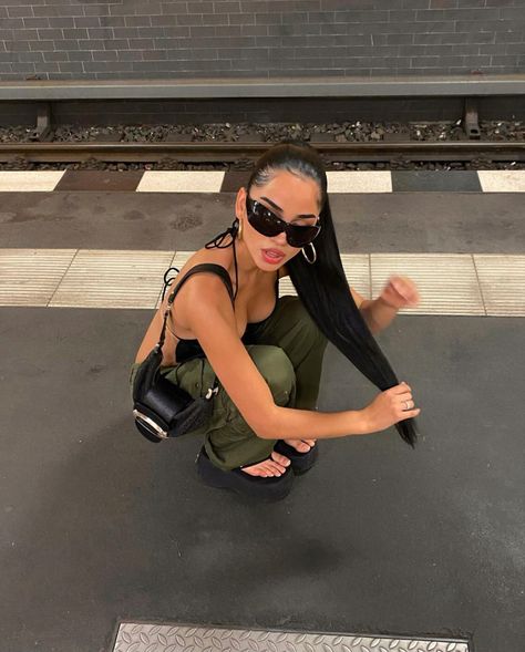 Platform Sandals Outfit, Mode Poses, Y2k Sunglasses, Instagram Baddie, Shotting Photo, Sandals Outfit, Pic Pose, Foto Poses, Instagram Pose