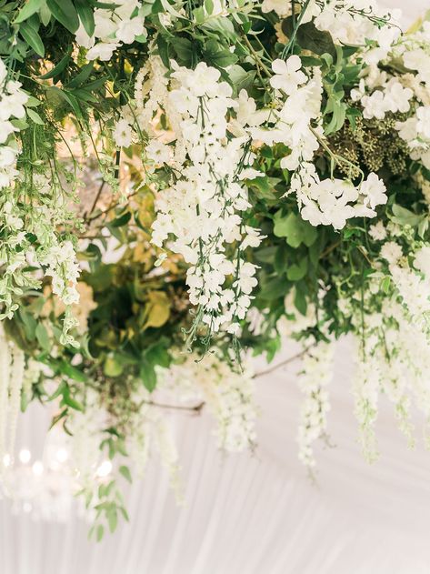 Wedding Flowers Garden, Chandelier Flowers, Flowers Hanging, Flower Chandelier, All White Wedding, White Garden, White Wedding Flowers, Hanging Flowers, Wedding Vibes