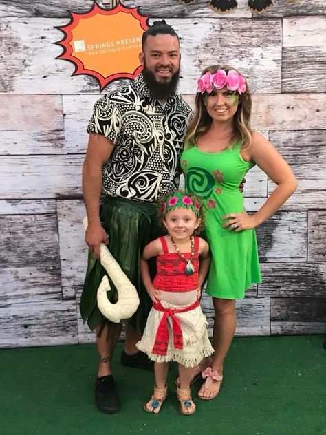 Moana family Halloween costume ideas. DIY Maui costume. DIY heart of tefiti costume. Moana costume ideas. Family costume ideas. Maui fishhook. Halloween Moana, Moana Halloween Costume, Party Halloween Costumes, Family Themed Halloween Costumes, Festa Moana Baby, Birthday Costume, Themed Halloween Costumes, 8 Birthday, Moana Birthday Party