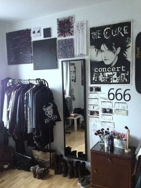 the cure gothic room Grunge Bedroom Aesthetic, Sala Grunge, 80s Bedroom Aesthetic, Room Grunge, Grunge Bedroom, 80s Room, 80s Bedroom, Tumblr Room, Gothic Room