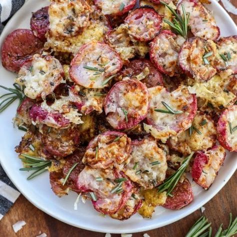 Oven Roasted Keto Radishes- "Smashed" Radish Recipe - Bonappeteach Keto Radishes, Roasted Radish, Roasted Radishes Recipe, Radish Recipe, Veggie Board, Radish Chips, Roasted Radishes, Radish Recipes, Gluten Free Sides