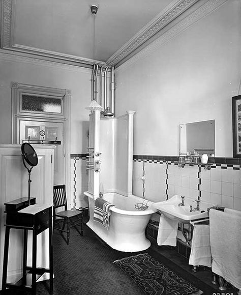 Bathrooms Vintage, Bathroom London, Historic Bathroom, Edwardian Bathroom, Victorian Bathrooms, Walk In Shower Designs, Potty Chair, Victorian Bathroom, Retro Bathrooms