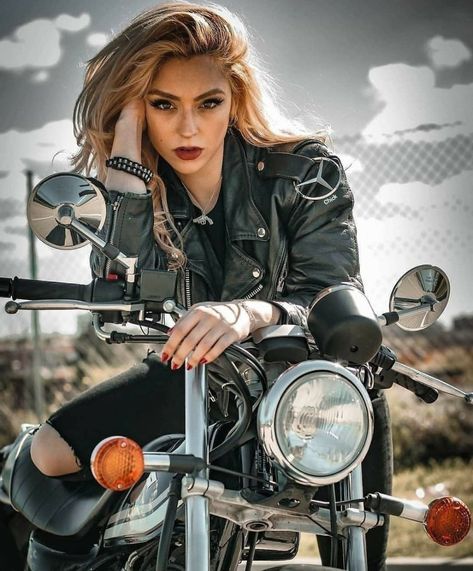 (6) Chick 🇨🇦 (@FlirtyCanuck) / Твиттер Motorcycle Photo Shoot Woman, Motorcycle Poses, Motorcycle Photoshoot, Motorcycle Shoot, Motorcycle Photo Shoot, Biker Chick Outfit, Female Motorcycle Riders, Biker Couple, Biker Photography