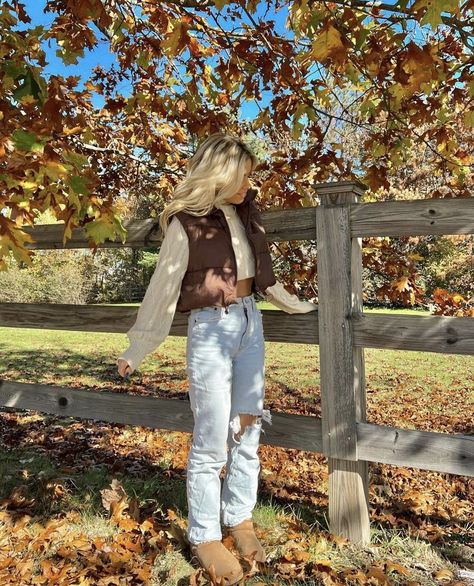 Fall Picture Outfits, Cute Fall Fits, Leaves On The Ground, Fall Photo Shoot Outfits, Senior Photo Outfits, Pumpkin Patch Outfit, Cozy Fall Outfits, Skandinavian Fashion, Fall Photoshoot