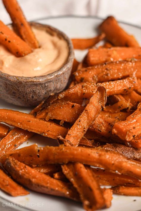 This is how to make the best Air Fryer Sweet Potato Fries that taste like deep fried fries. Healthy and low calorie easy recipe! Air Fried Sweet Potato Fries, Best Air Fryer Sweet Potato, Sweet Potato Air Fryer, Sweet Potato Fries Air Fryer, Fried Sweet Potato Fries, Easy Sweet Potato Fries, Fried Fries, Red Sweet Potato, Fries Healthy