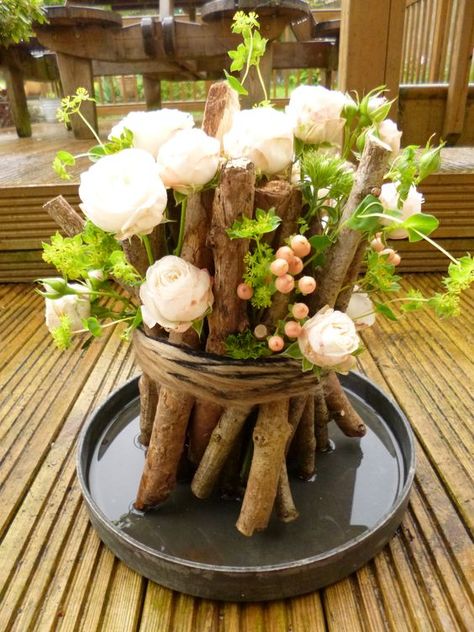 Woodland Wedding Centerpieces, Summer Table Decorations, Diy Flores, Tafel Decor, Fleurs Diy, Diy Arrangements, Wedding Floral Centerpieces, Flower Arrangements Simple, Rustic Centerpieces