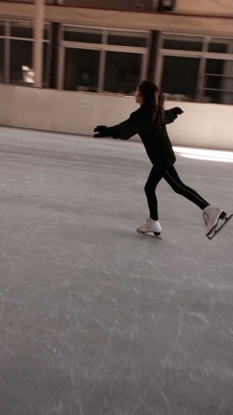 Image about sports in my photography by burcusphotos Daria Usacheva, Skating Pictures, Skating Aesthetic, Fits Aesthetic, Sports Aesthetic, Ice Rink, Ice Princess, Skating Outfits, Sports Photography